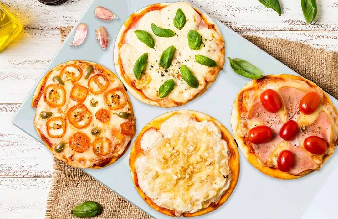 Party-Perfect Mini Pizzas: Bite-Sized Deliciousness!