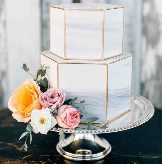 Cut and Serve the Wedding Cake in Style