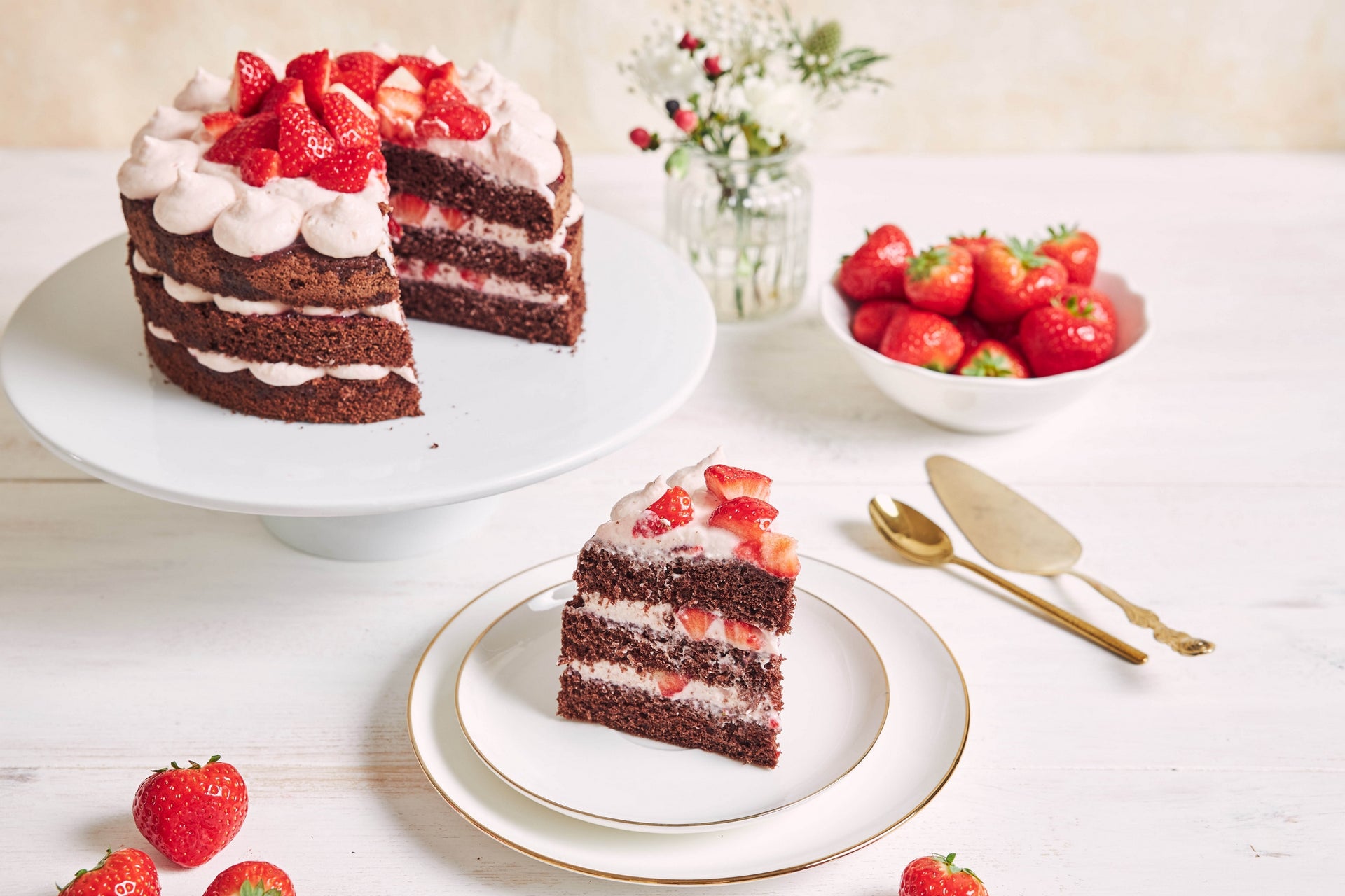 Elevate Your Party Dessert Game with Sensational Strawberry Baiser Cakes