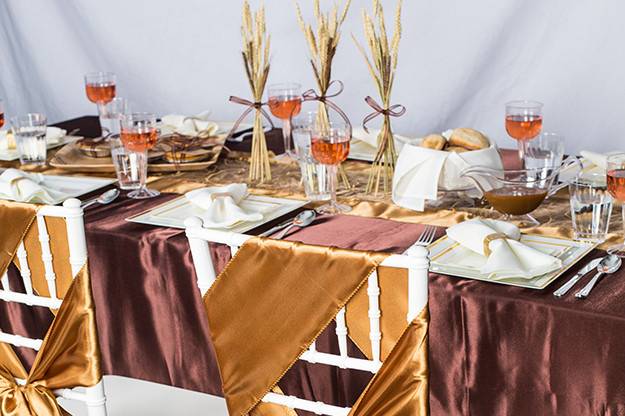 Affordable and Elegant Thanksgiving Table and Chair Decor