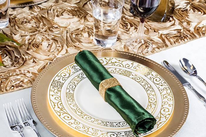How to Set Up Party Plates for the Holidays?