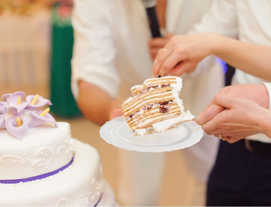 Slice of Delight: Captivating Wedding Cake Serving Ideas