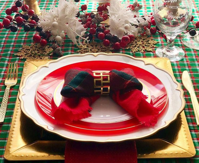 Fancy Christmas Dinnerware to Glam up Your Party Décor