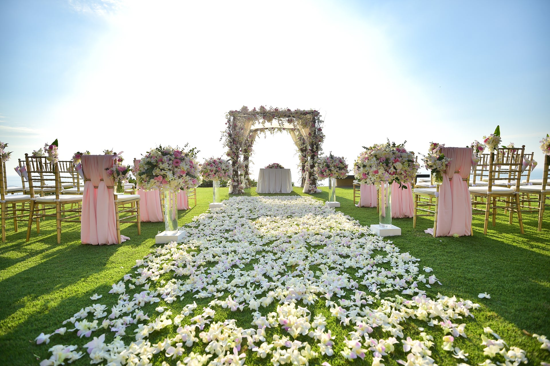 Bridal Blooms: Incorporating Spring Flowers into Your Outdoor Wedding