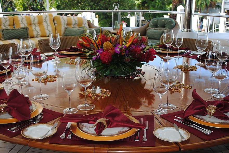 How to Set a Stunning Party Table?