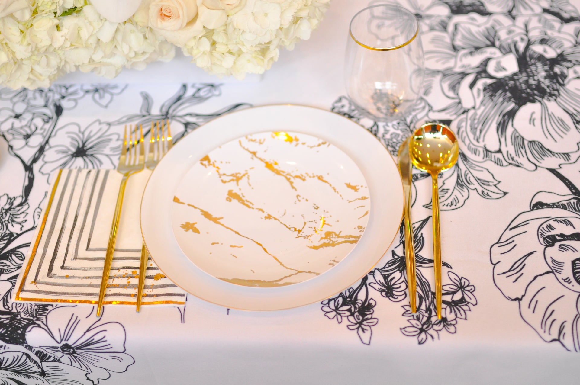 Simplicity and Sophistication: Idea for an Elegant Wedding Tablescape