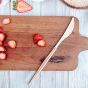 Add a stylish pop to your table with Moderno Disposable Dinner Knives in silver and pink, perfect for elegant dining