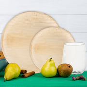 Biodegradable palm leaf tableware providing charm, convenience, and sustainability for autumn parties and Thanksgiving banquets.