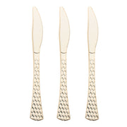 Elegant gold plastic knives, 7.5 inches, featuring a refined design for upscale dining; disposable and convenient