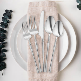 Shiny silver plastic dinner knives, 8.8-inch disposable cutlery with a sleek metallic look for an upscale dining experience.